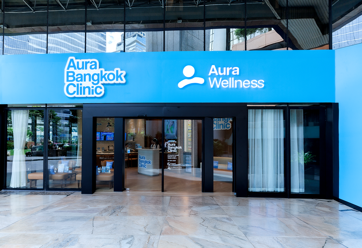 Aura Bangkok Clinic reception, with a staff member welcoming guests
