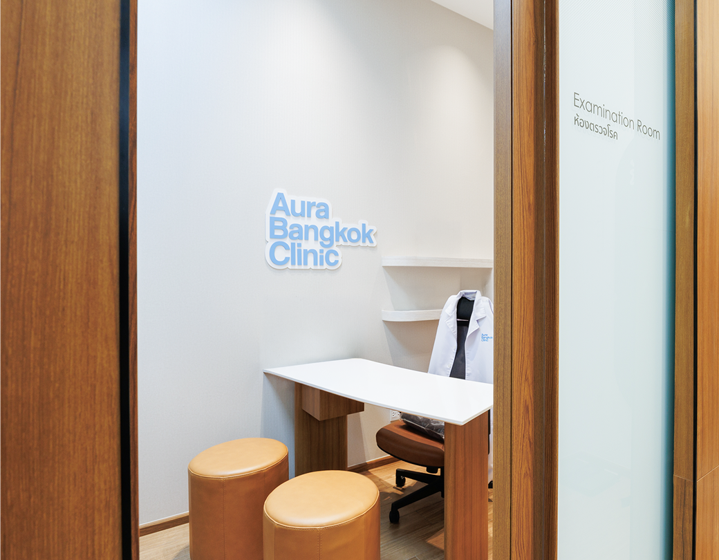 Doctor and nurse performing a treatment at Aura Bangkok Clinic