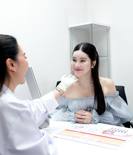 A doctor examining a guest at Aura Bangkok Clinic
