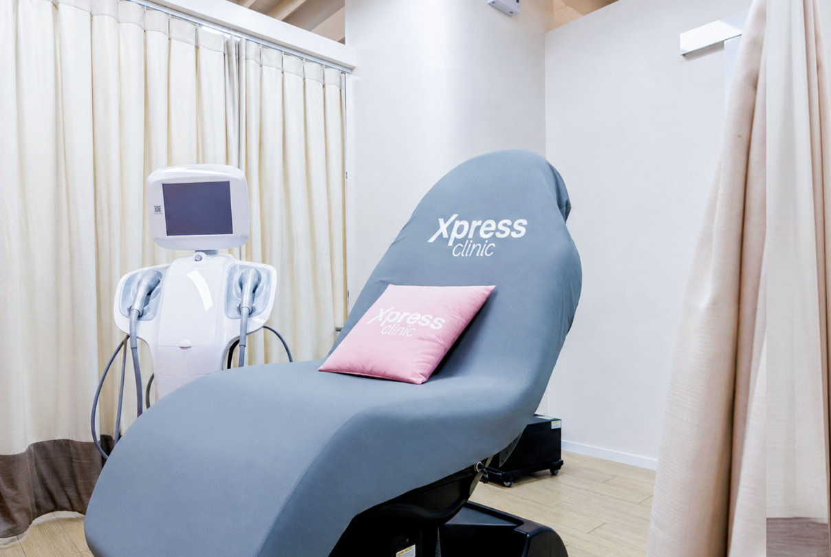 Treatment bed and device in an Xpress Clinic room