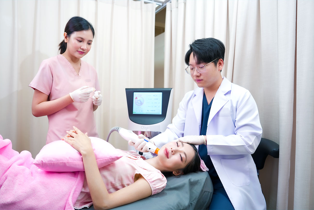 Doctor and nurse performing a treatment at Xpress Clinic
