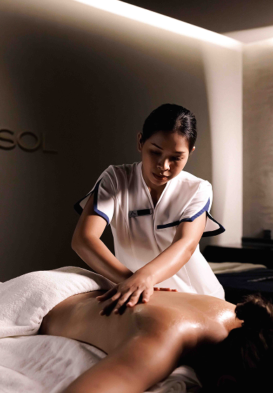 A therapist giving a back massage at Aurasol