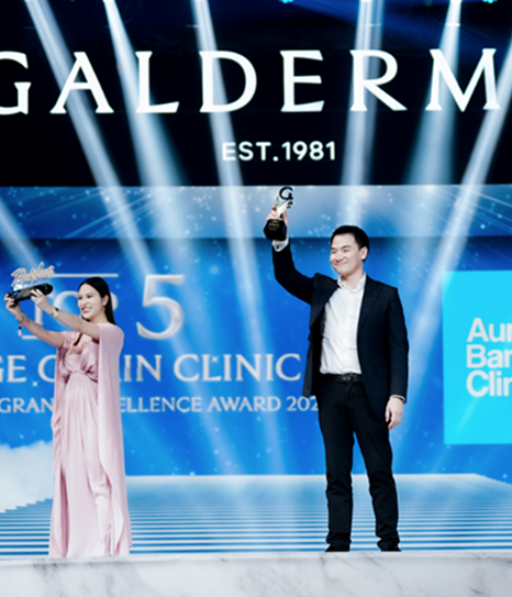 Aura Bangkok Clinic receiving an excellence award on stage